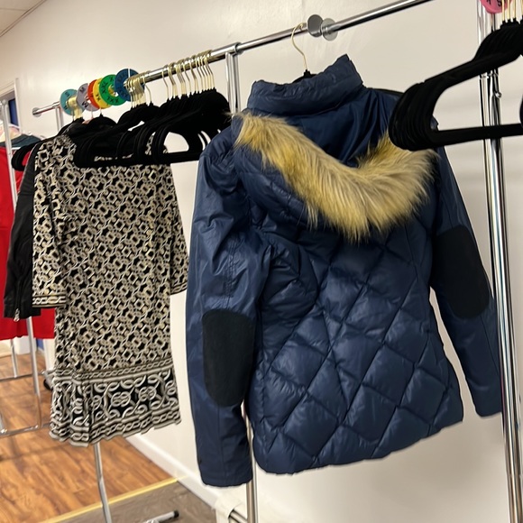 marmot woman’s blue down winter coat with fur Trim hood size Medium - Picture 2 of 3